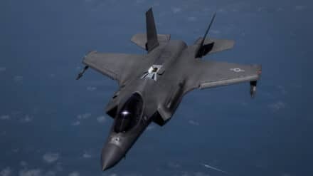 Ein amerikanischer Kampfjet auf einem Patrouillenflug über der Straße von Hormus