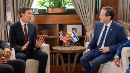 Der US-Sondergesandte Kushner (l.) versuchte im Gespräch mit dem Staatspräsident Herzog, israelische Bedenken hinsichtlich des Gazaplans zu zerstreuen