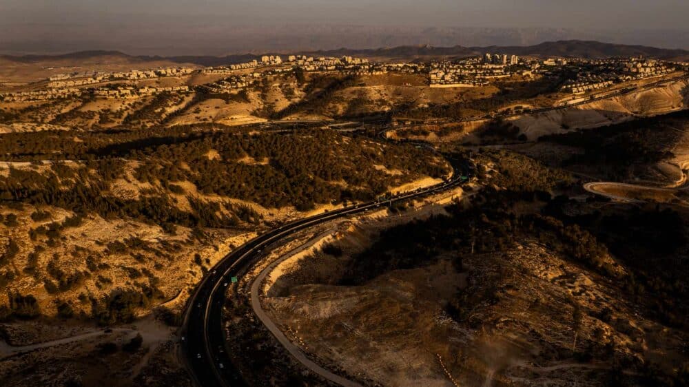 Luftaufnahme des Gebietes E1 (links der Hauptstraße). Die Siedlung Ma'ale Adumim ist im Hintergrund zu sehen.