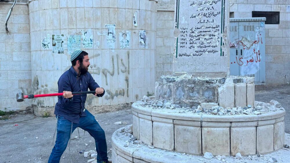 Umstrittene Aktion: Der Abgeordnete Sukkot beschädigte eigenmächtig ein Denkmal für Terroristen in dem palästinensischen Dorf Madama