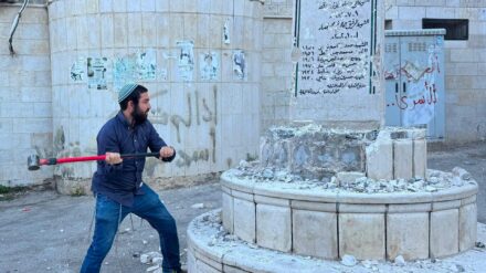 Umstrittene Aktion: Der Abgeordnete Sukkot beschädigte eigenmächtig ein Denkmal für Terroristen in dem palästinensischen Dorf Madama
