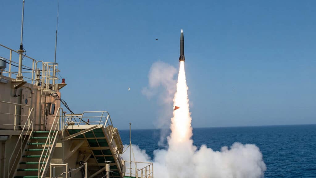 Das Bild des Rüstungsunternehmens Israel Aerospace Industries (IAI) zeigt einen Start der LORA-Rakete von einem israelischen Schiff