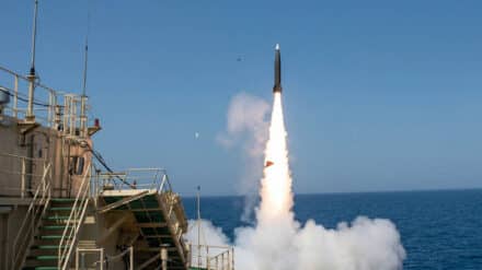 Das Bild des Rüstungsunternehmens Israel Aerospace Industries (IAI) zeigt einen Start der LORA-Rakete von einem israelischen Schiff