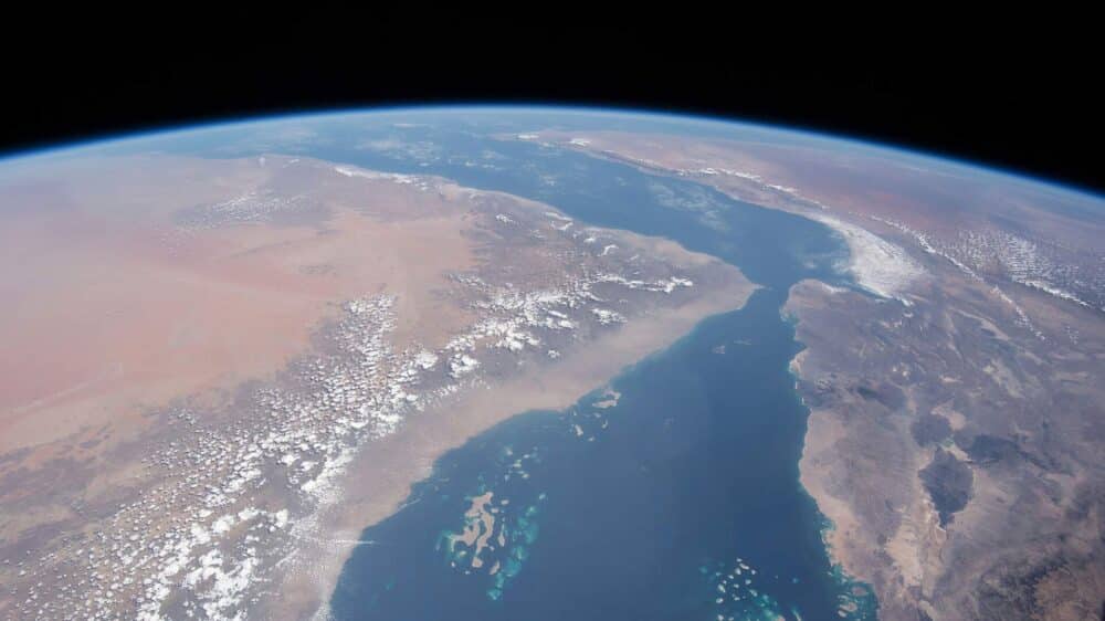 Blick in Südrichtung auf das Rote Meer und die Meeresenge Bab al-Mandab