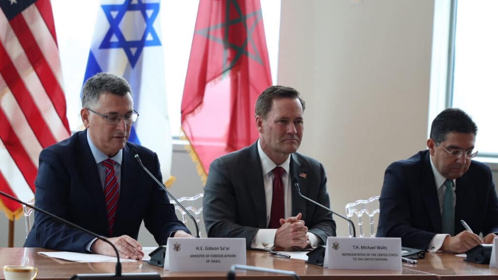 Der amerikanische UN-Botschafter Waltz (M.) hatte den israelischen Außenminister Sa'ar (l.) und dessen marokkanischen Amtskollegen Burita nach New York eingeladen