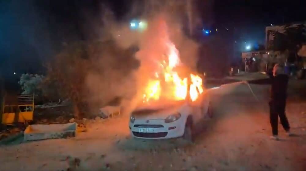 Bei ihren Gewaltaktionen steckten Siedler auch Autos in Brand