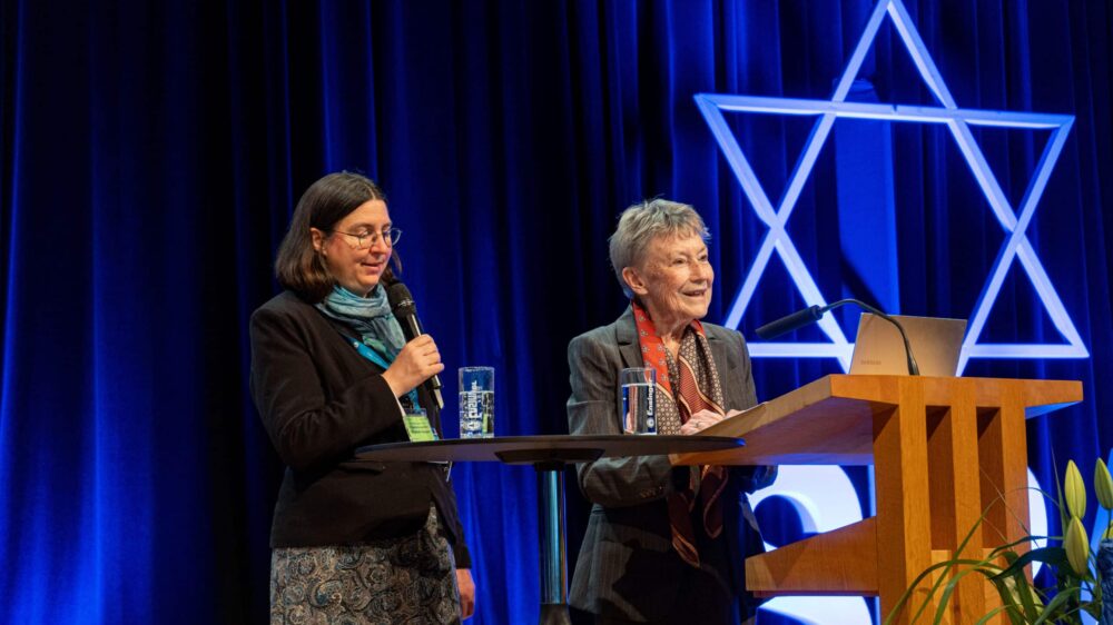 Cynthia D. Wallace auf dem Israelkongress 2026 mit Übersetzerin Elisabeth Hausen