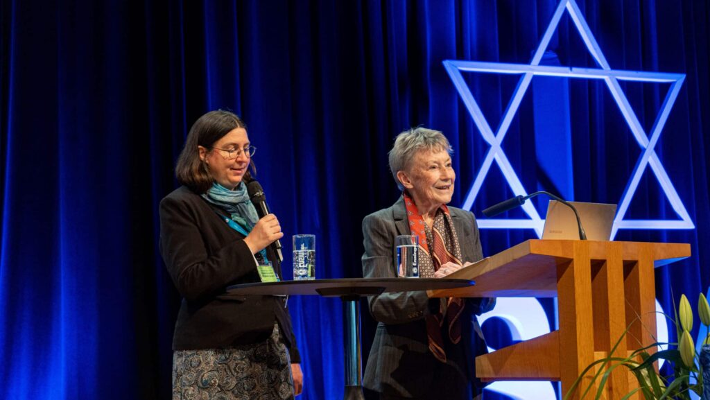 Cynthia D. Wallace auf dem Israelkongress 2026 mit Übersetzerin Elisabeth Hausen