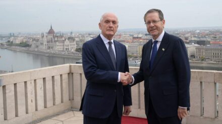 Treffen vor urbaner Kulisse: der ungarische Präsident Baka (l.) und sein israelischer Amtskollege Herzog