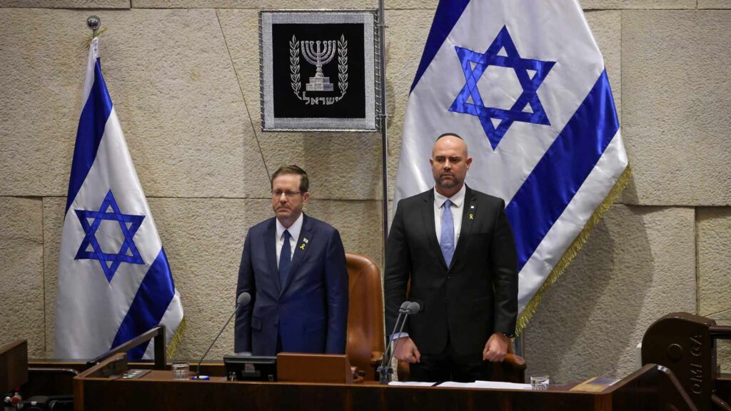 Gequälte Gesichter: Staatspräsident Herzog (l.) und Parlamentspräsident Ochana begehen den 75. Jahrestag der Knesset, doch nach Feiern ist ihnen nicht zumute. Das Terrormassaker und seine Folgen sowie der Streit um die Justizreform setzen der Nation zu.